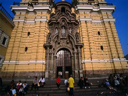 На фото: столица Перу, город Лима