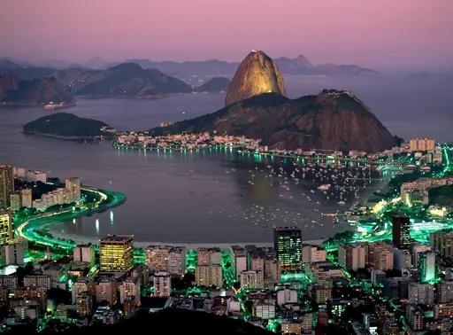 На фото: Ночной вид на залив Гуанабара, Бразилия