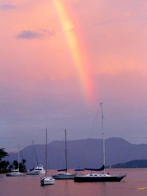 На фото: курорт Ангра-дус-Рейс (Ангра дус Рейш) в Бразилии