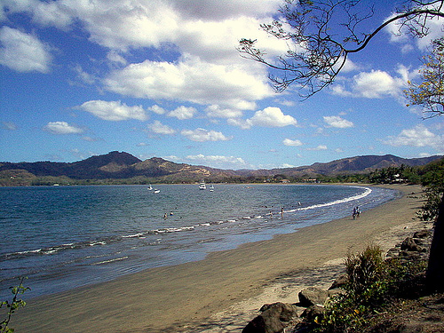 На фото: пляж Плайя Тамариндо в Коста-Рике