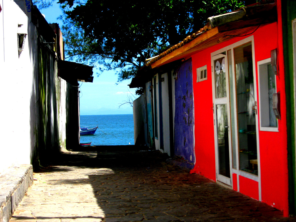 На фото: бразильский курорт Бузиос на океане