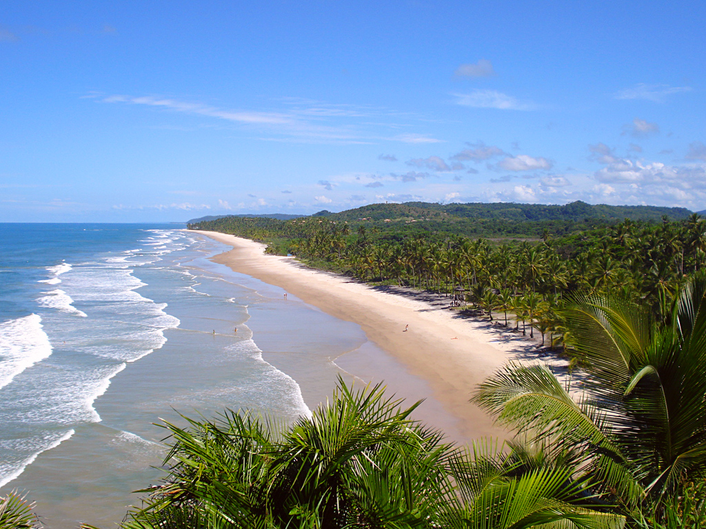 На фото: бразильский город-курорт на море Итакаре