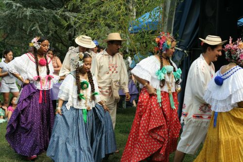 На фото: индейцы племени Эмбера в панаме