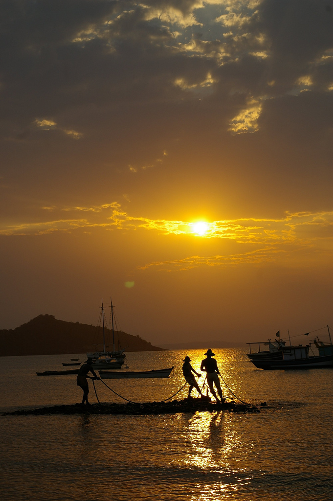 На фото: бразильский курорт Бузиос на океане