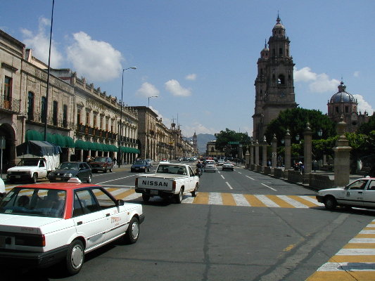 На фото: город Морелия в Мексике