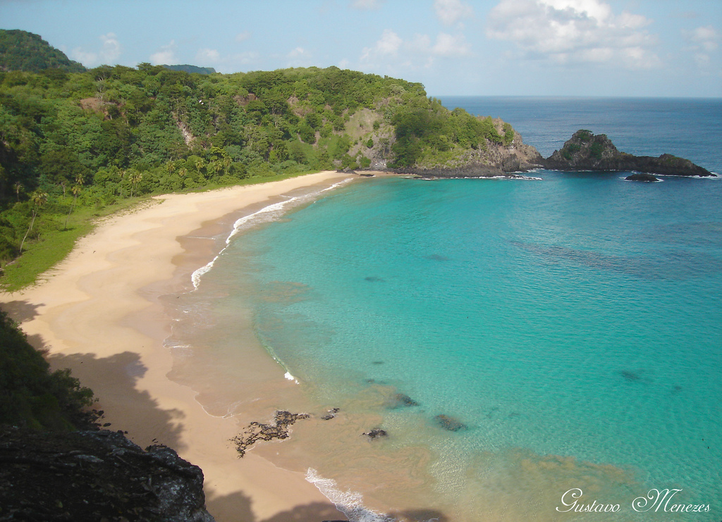На фото: бразильский город-курорт на море Итакаре