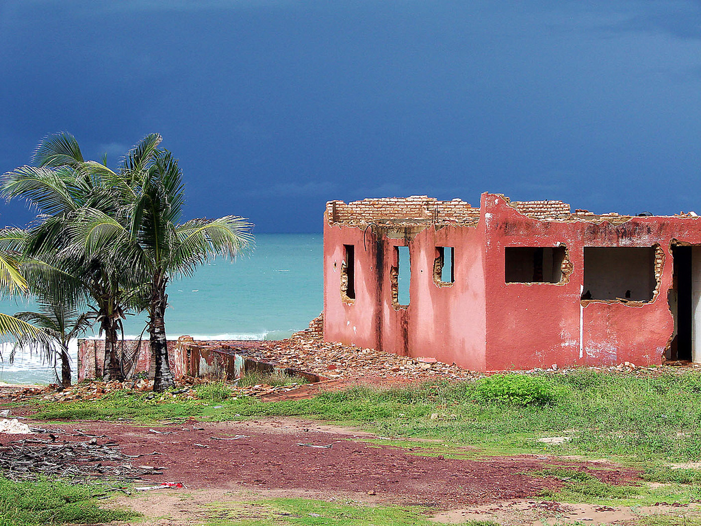 На фото: бразильский курорт Бузиос на океане