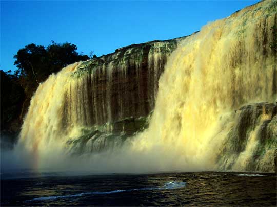На фото: Канайма и водопад Анхель в Венесуэле