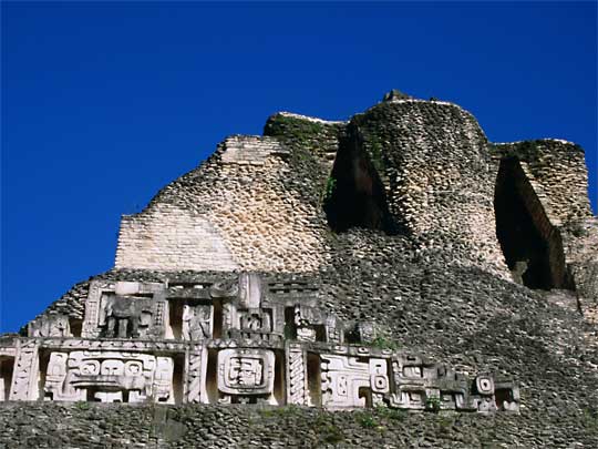 На фото: пирамиды майя в Белизе