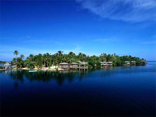 На фото: остров Роатан в Гондурасе