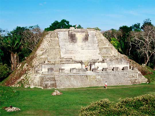 На фото: пирамиды майя в Белизе