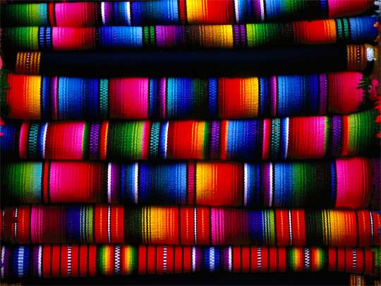 На фото: рынок в городе Чичикастенанго в Гватемале