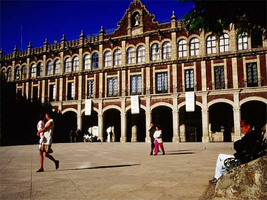 На фото: город Куэрнавака в Мексике