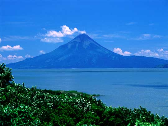 На фото: столица Никарагуа. город Манагуа