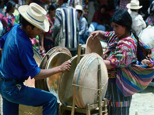 На фото: рынок в городе Чичикастенанго в Гватемале