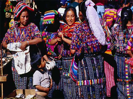 На фото: рынок в городе Чичикастенанго в Гватемале