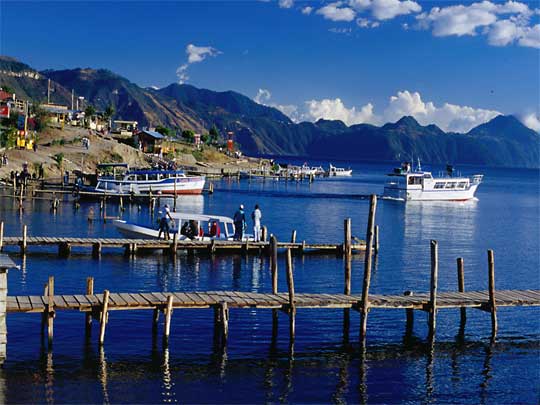 На фото: озеро Атитлан в Гватемале