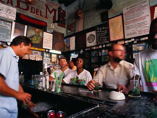 На фото: в одном из баров Кубы