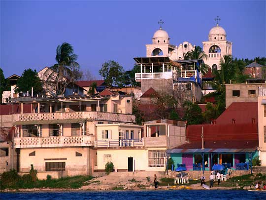 На фото: Тикаль и Флорес в гватемале