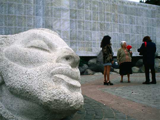 На фото: столица Чили. город Сантьяго-де-Чили