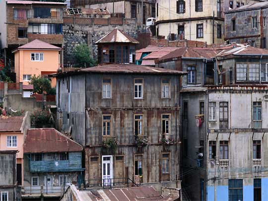 На фото: город Вальпараисо в Чили