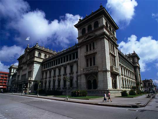 На фото: город Гватемала-Сити (столица страны)