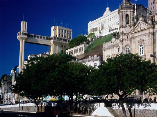 На фото: город Сальвадор де Баия в бразилии