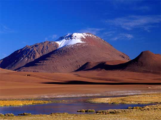 На фото: пустыня Сан-Педро-де-Атакама в Чили