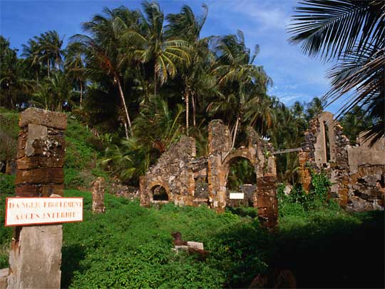 На фото: остров Дьявола и бывшие тюрьмы, Французская Гвиана