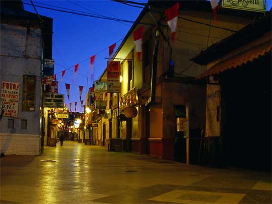 На фото: город Пуно в Перу и озеро Титикака