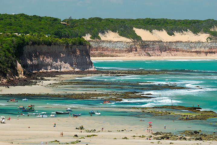 На фото: морской курорт Прайя де Пипа в Бразилии