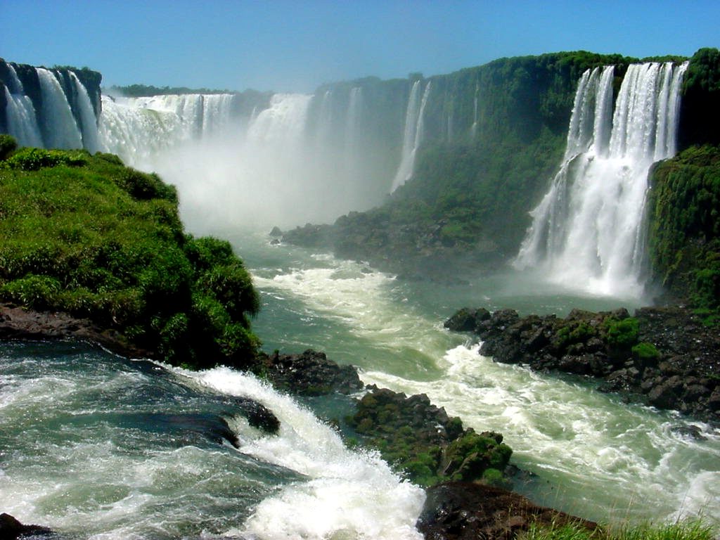 На фото: водопады Игуасу Бразилия (Foz do Iguaçu)