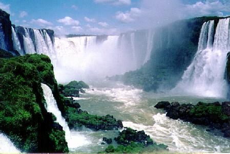 На фото: водопады Игуасу Бразилия (Foz do Iguaçu)
