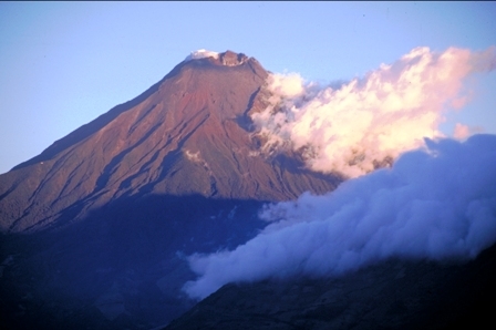 На фото: город Баньос в Эквадоре в Андах