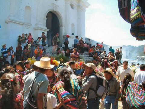На фото: в городе Чичикастенанго в Гватемале