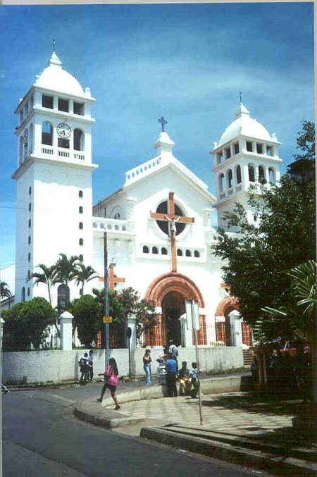 На фото: собор в городе Уайуа в Эль-Сальвадоре