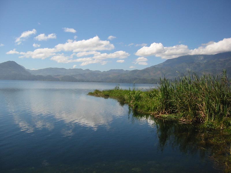 На фото: на озере Йоджоа в Гондурасе