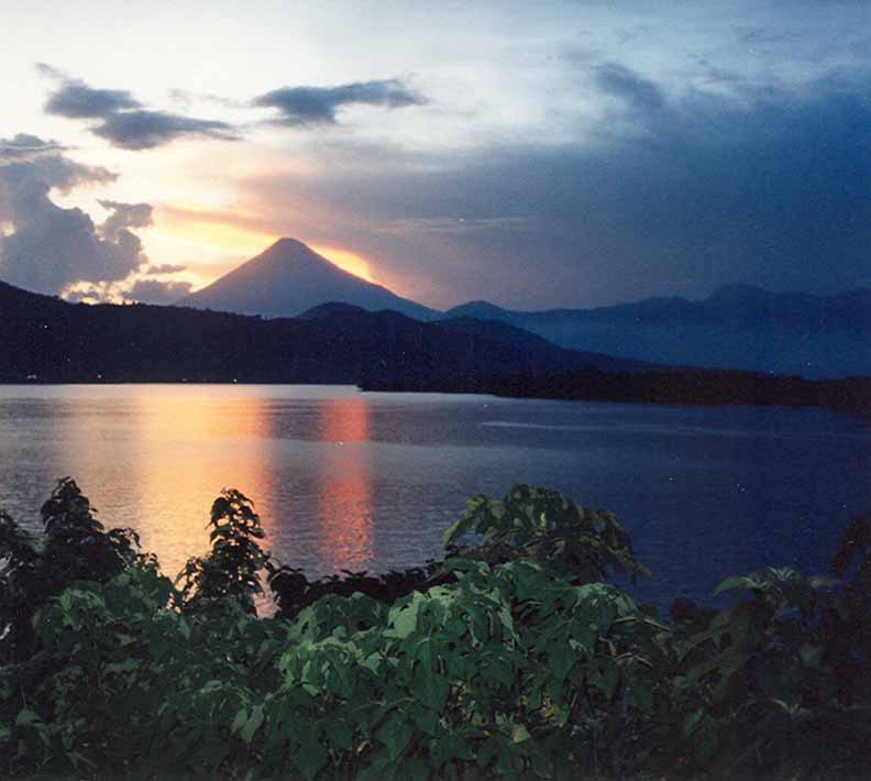 На фото: озеро Атитлан в Гватемале