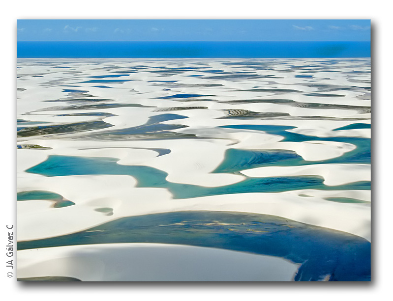 На фото: пустыня Ленсойc-Мараньенсес в Бразилии