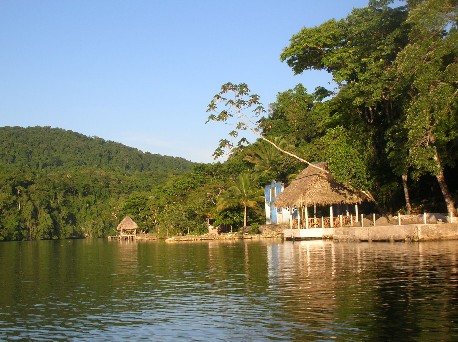 На фото: город Ливингстон в Гватемале