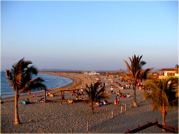 На фото: курорт Манкора на берегу Тихого океана в Перу