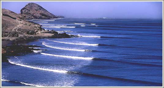 На фото: курорт Манкора на берегу Тихого океана в Перу