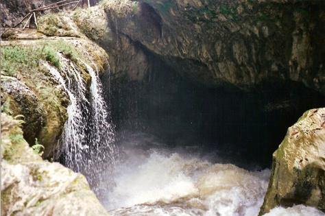 На фото: Кобан, Ланкин и район Альта-Верапас в Гватемале