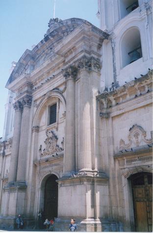 На фото: город Гватемала-Сити (столица страны)