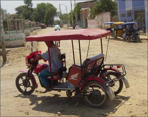 На фото: город Пуно в Перу и озеро Титикака
