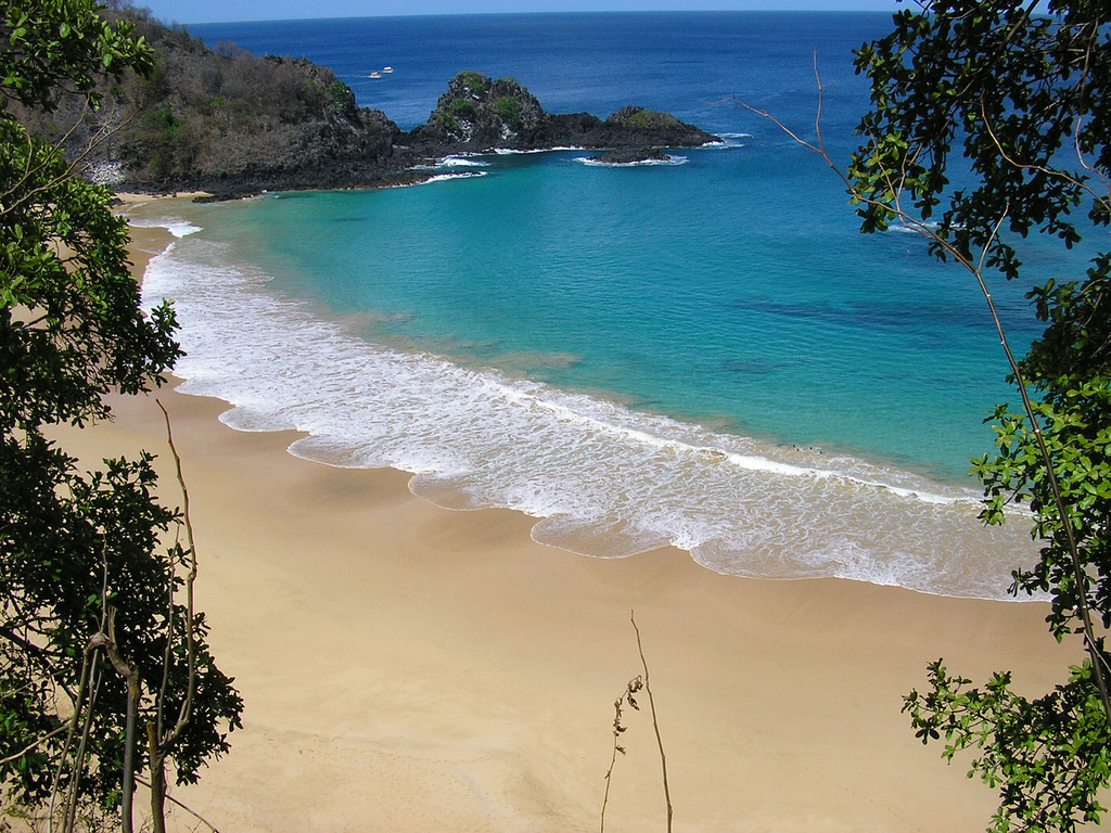 На фото: морской курорт Прайя де Форте в Бразилии