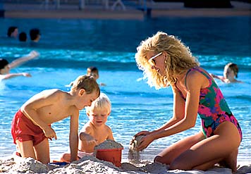 На фото: пляжный отдых всей семьей в Коста-Рике