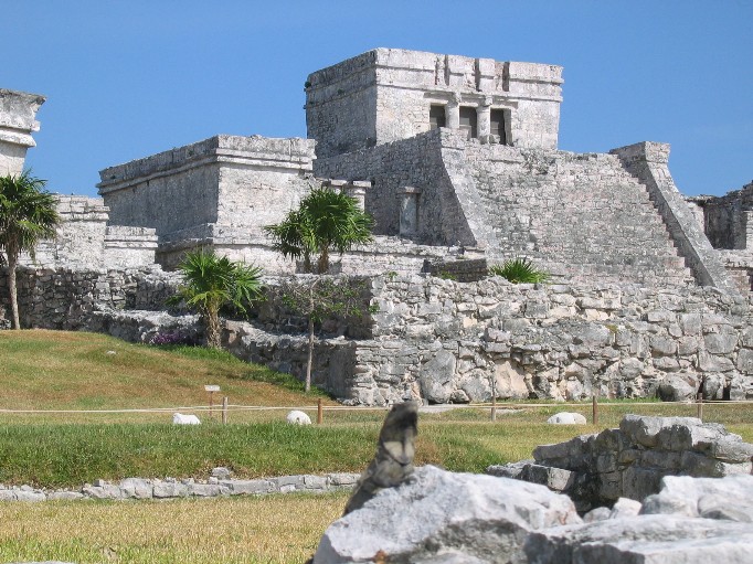 На фото: пирамида в Чичен-Ица, Мексика