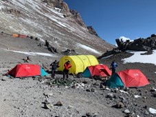 День 07: Перенос снаряжения в лагерь 1 – высота: 5050 м -6