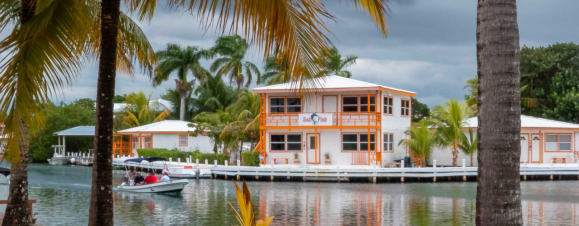 На фото: курорт город Пласенсия в Белизе